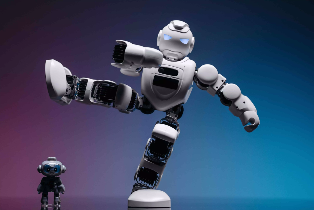 Un robot humanoïde blanc équipé de multiples articulations se tenant debout avec un petit robot à ses côtés sur un fond dégradé du violet au bleu